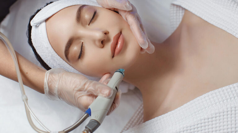 laser-beauty-therapist-